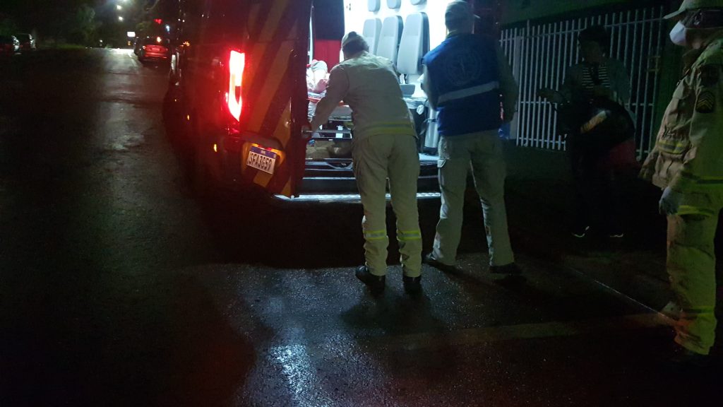Idosa de 90 anos tem suspeita de fratura na perna ao cair dentro de casa no Interlagos