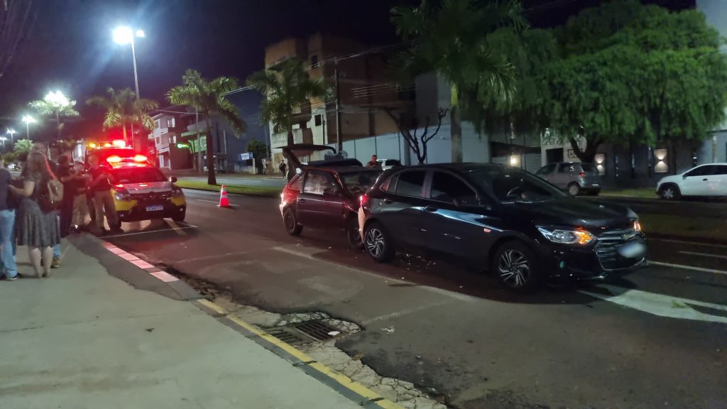 Motorista é detido sem CNH e por embriaguez ao se envolver em acidente na Avenida Brasil