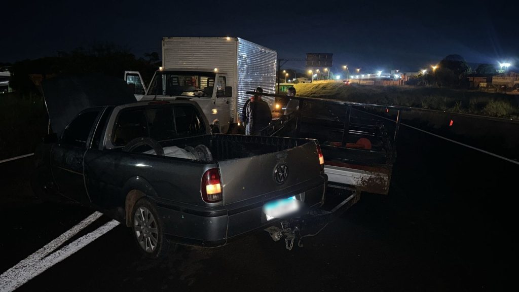 Acidente entre dois caminhões e Saveiro é registrado na PRc-467, em Cascavel