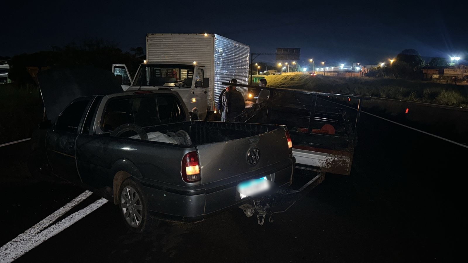Acidente entre dois caminhões e Saveiro é registrado na PRc-467, em Cascavel Acidente entre dois caminhões e Saveiro é registrado na PRc-467, em Cascavel