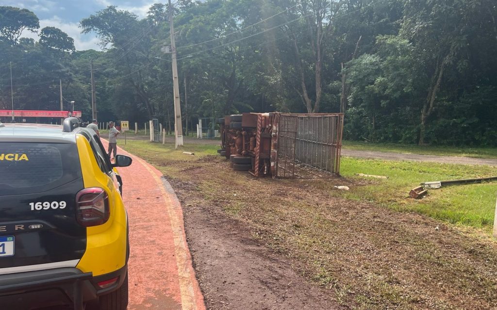Caminhão tomba em Palotina durante chuva e motorista fica ferido