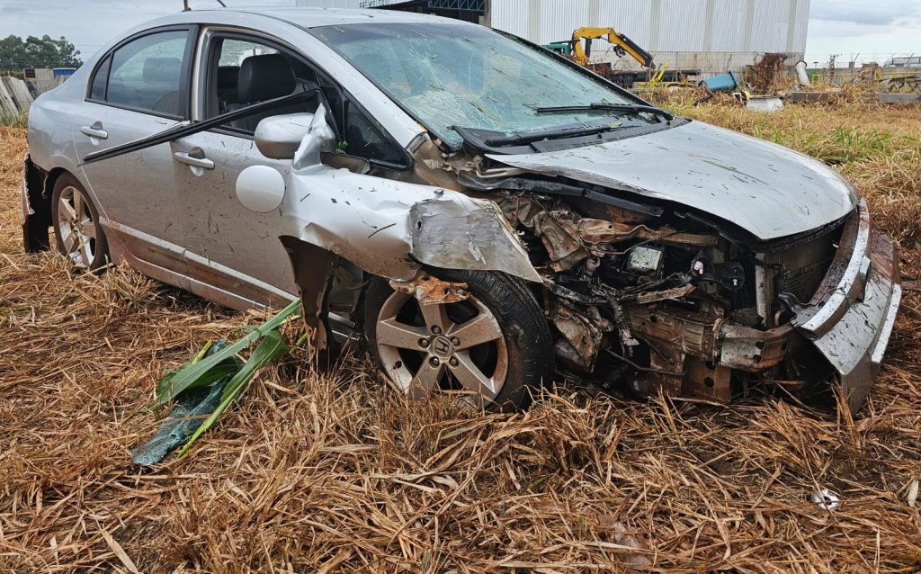 Carro sai da pista, atravessa milharal e colide contra barracão em Toledo