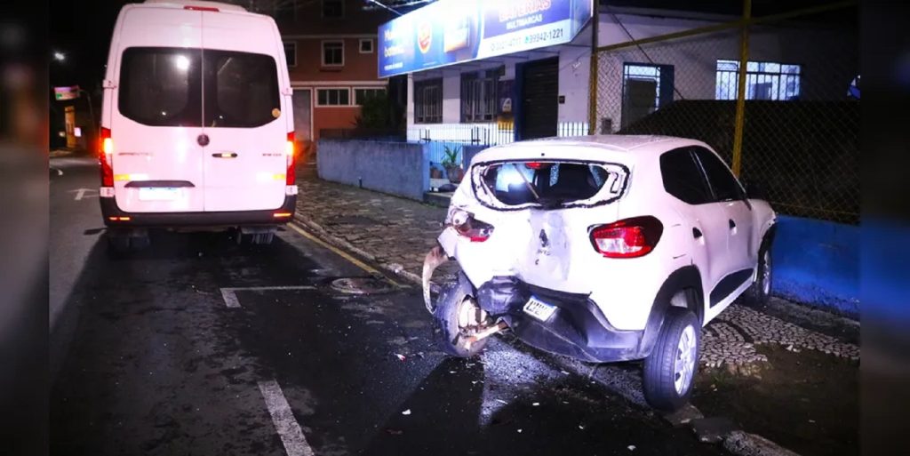 Condutor de van cochila e atinge Kwid estacionado em Ponta Grossa