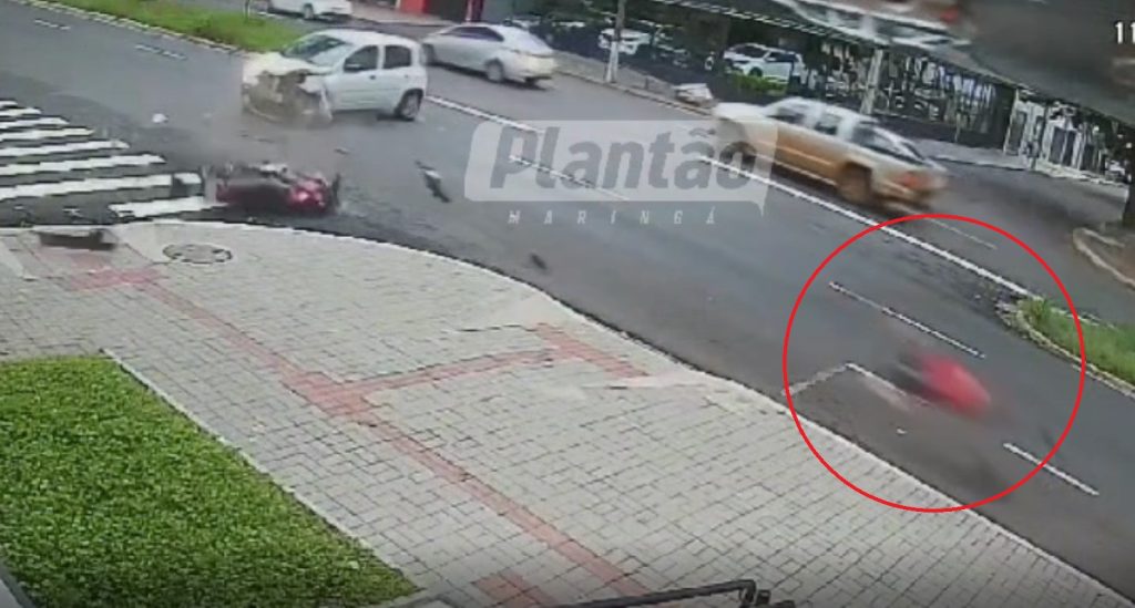Vídeo: motociclista é arremessado após carro avança preferencial em Maringá