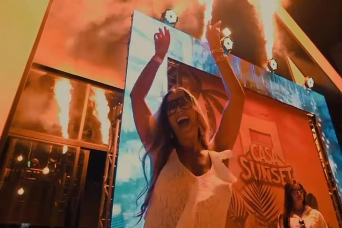 Igreja transforma culto em “balada sunset” e gera polêmica em Goiás Igreja transforma culto em “balada sunset” e gera polêmica em Goiás
