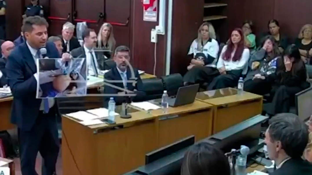Julgamento sobre morte de Maradona começa com foto impactante no tribunal