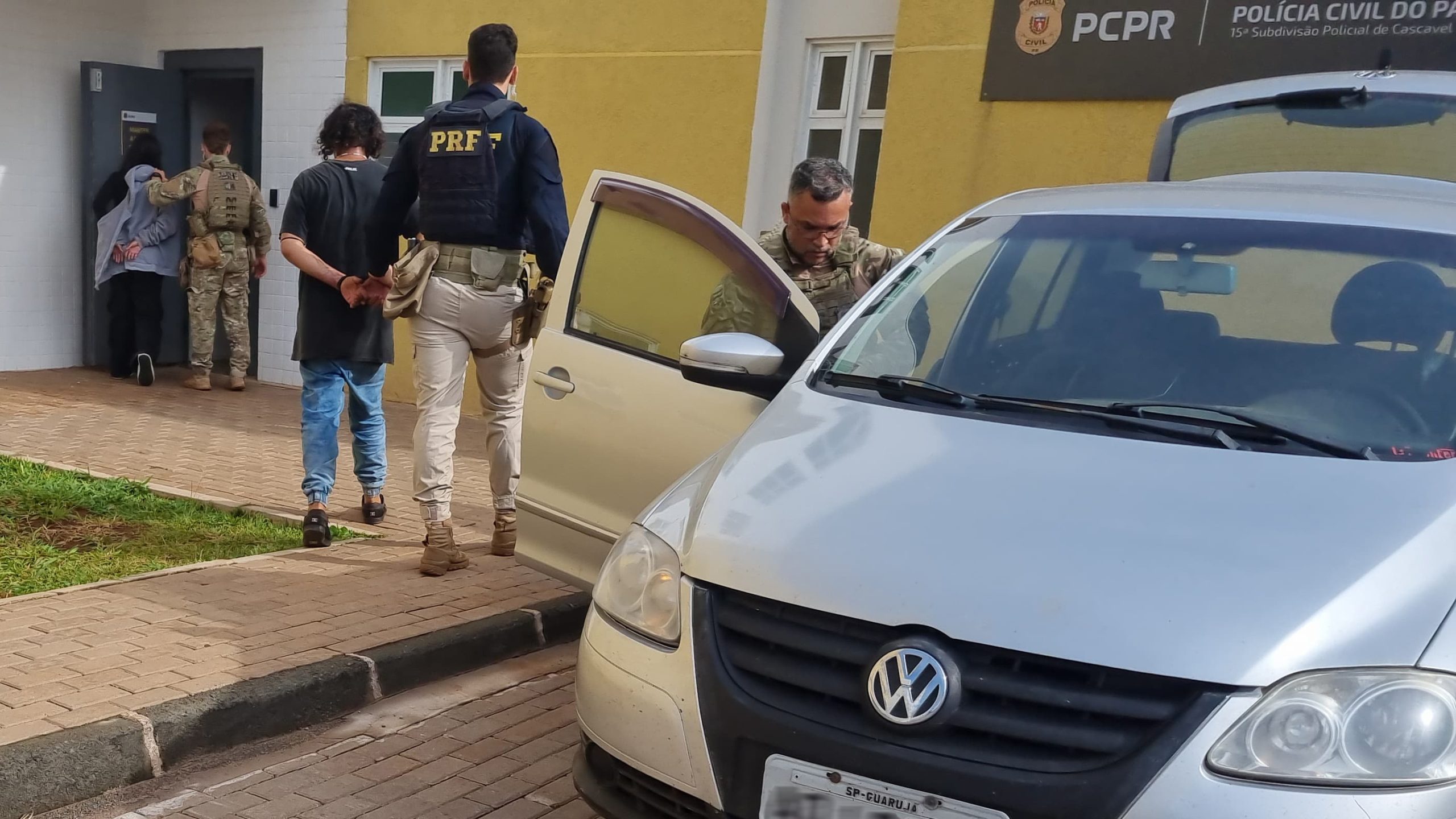 Homem de 33 anos e adolescente de 16 anos são detidos pela PRF em carro carregado com maconha
