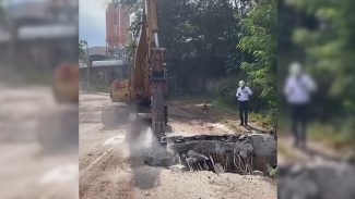 Vídeos mostram demolição da antiga ponte sobre o Rio Quati em Cascavel