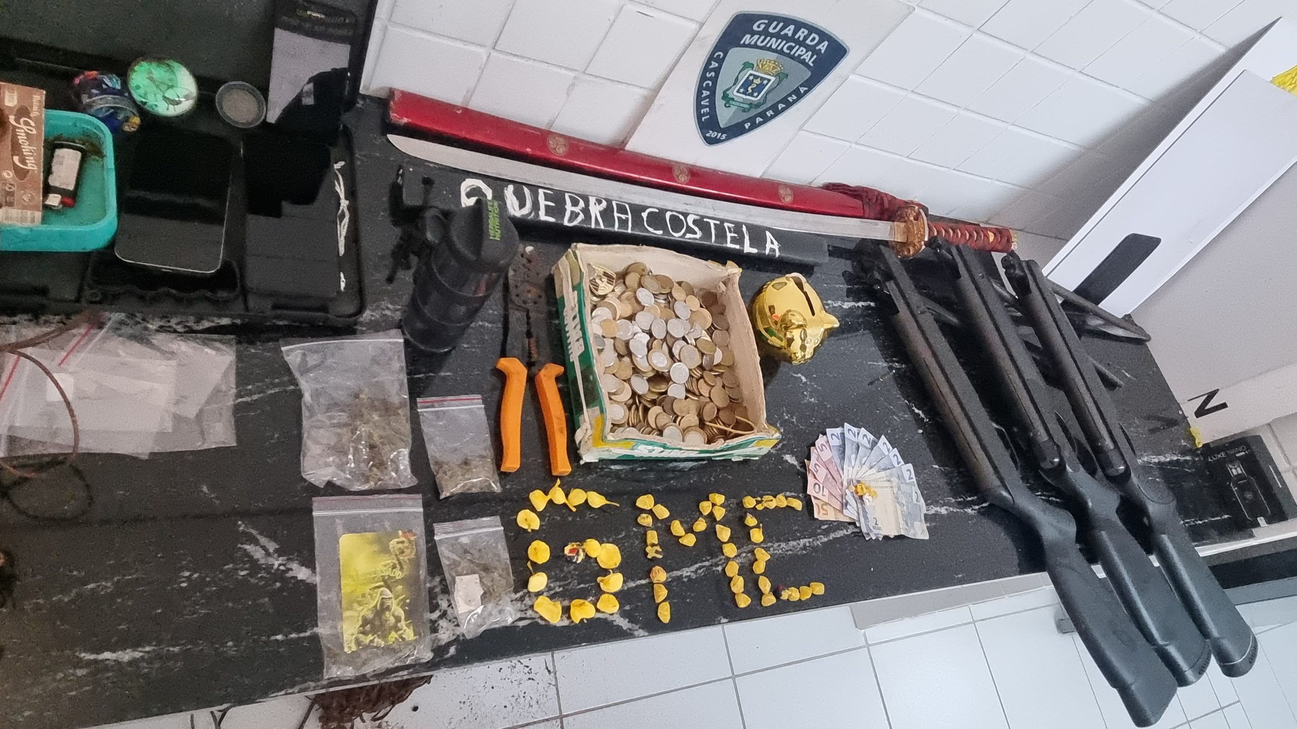 Operação da GM resulta em apreensão de maconha, crack, cocaína, armas e dinheiro Operação da GM resulta em apreensão de maconha, crack, cocaína, armas e dinheiro
