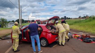 Vítima fica enclausurada após forte colisão frontal na marginal da PRc-467, em Cascavel