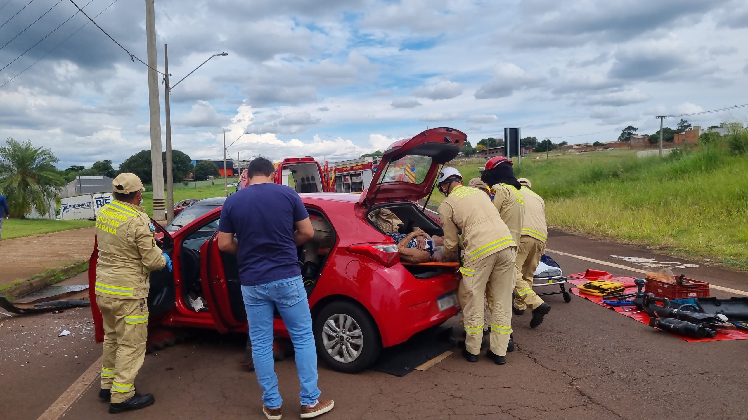 Vítima fica enclausurada após forte colisão frontal na marginal da PRc-467, em Cascavel Vítima fica enclausurada após forte colisão frontal na marginal da PRc-467, em Cascavel
