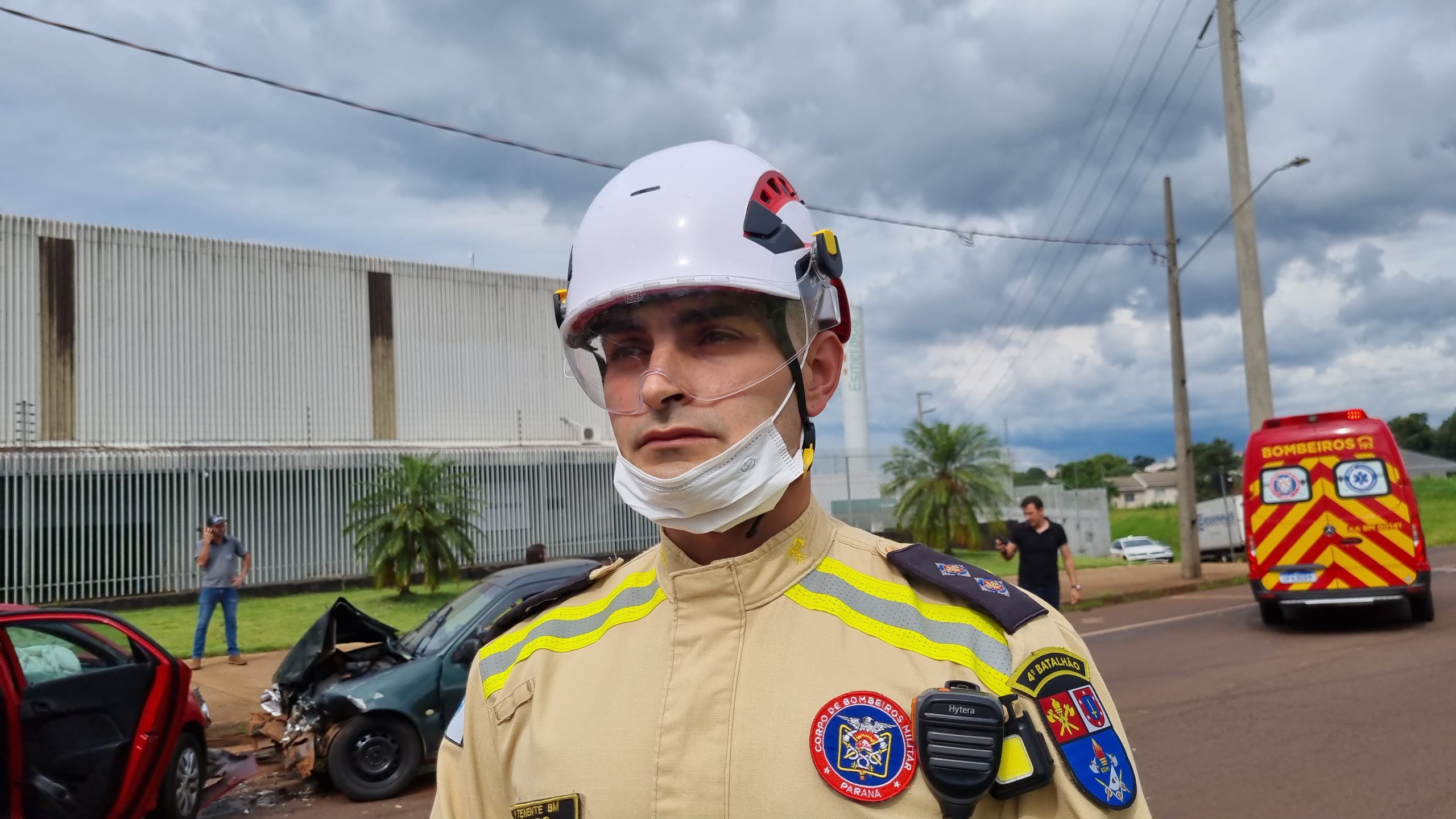 Tenente explica resgate da vítima pelo bagageiro do veículo em forte acidente na PR-467