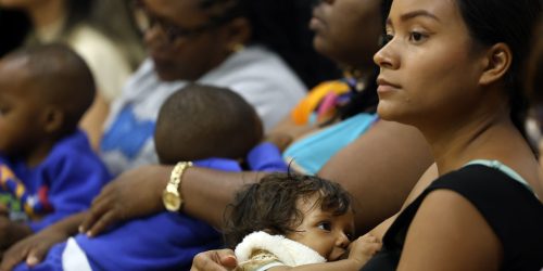 Mães vacinadas contra covid protegem bebês com aleitamento exclusivo Imagem referente a Mães vacinadas contra covid protegem bebês com aleitamento exclusivo