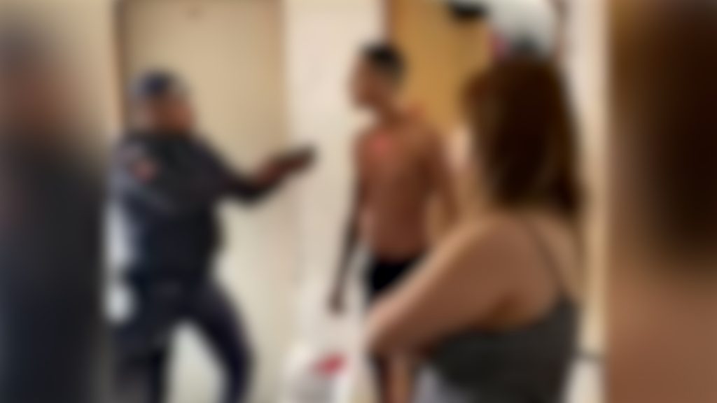 Polêmica: Policial militar entra em residência discute com morador e utiliza taser Polêmica: Policial militar entra em residência discute com morador e utiliza taser