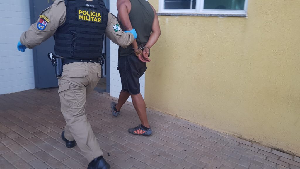 Covarde: Homem com duas facas e arma artesanal ameaça a própria mãe de 85 anos em Cascavel Covarde: Homem com duas facas e arma artesanal ameaça a própria mãe de 85 anos em Cascavel