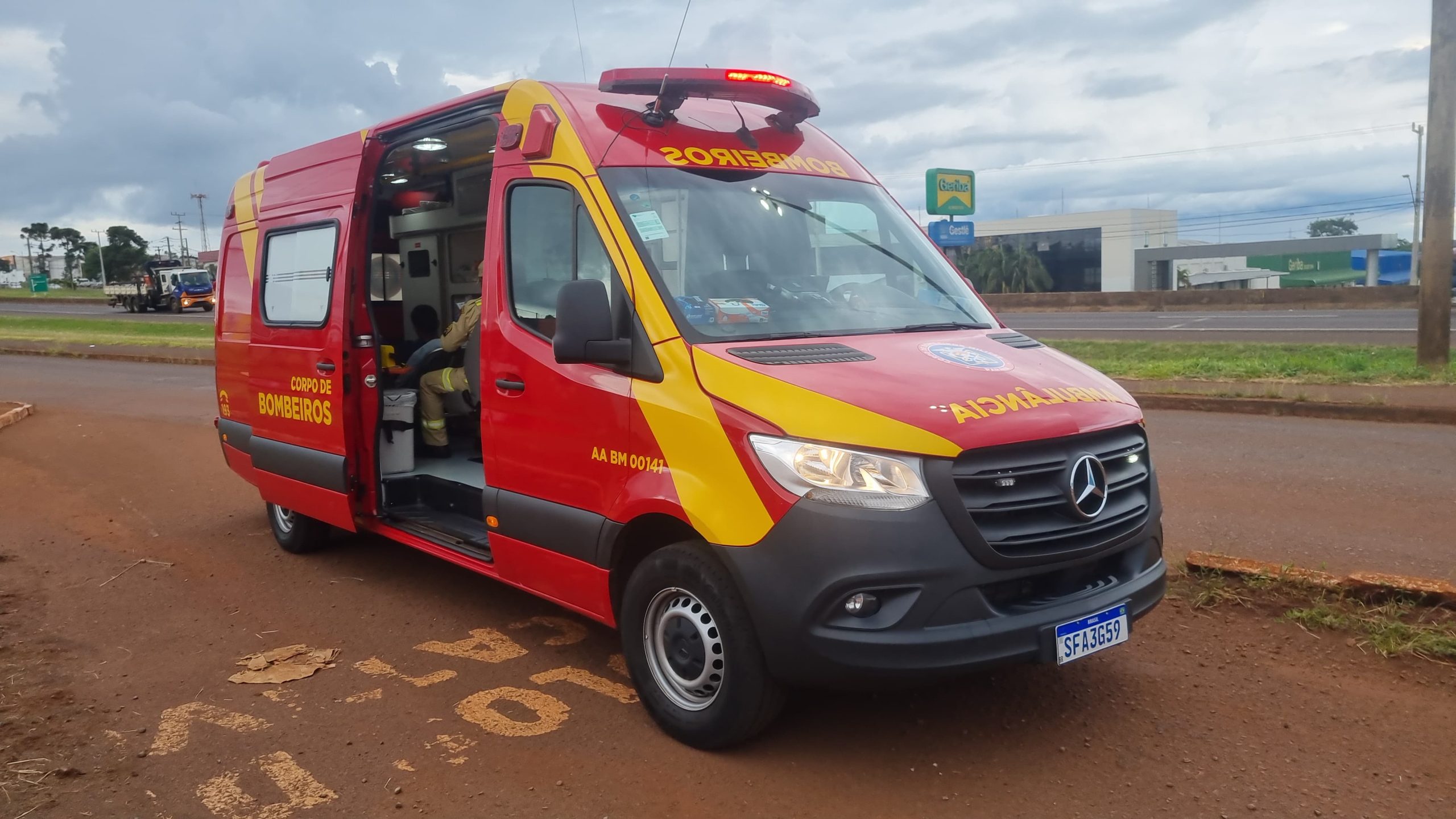 Moto e Ford Ka se envolvem em acidente com vítima na marginal da BR-277, em Cascavel