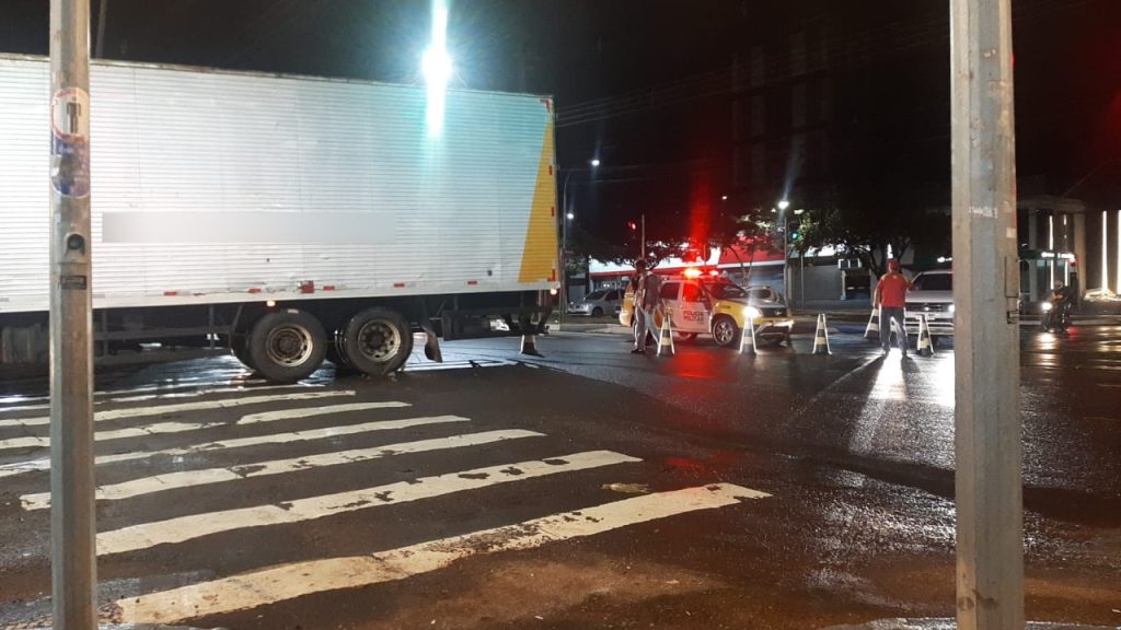 Caminhão arrebenta fios na Avenida Brasil, no Centro