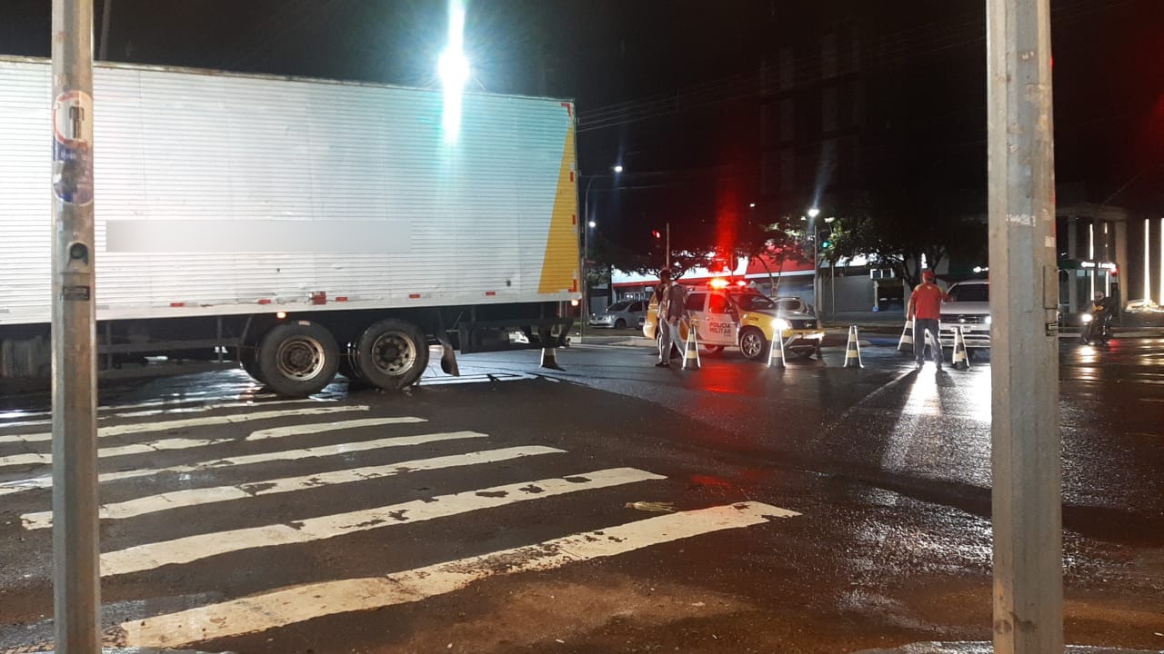 Caminhão arrebenta fios na Avenida Brasil, no Centro