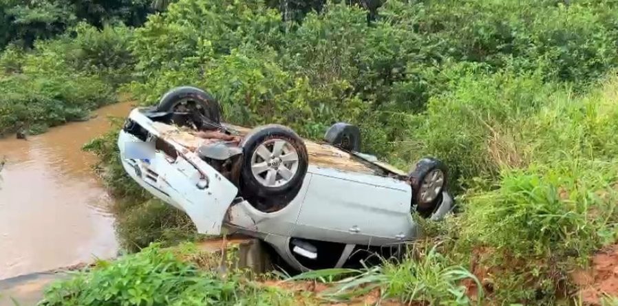 Susto! carro com estudantes capota e cai a poucos metros de córrego