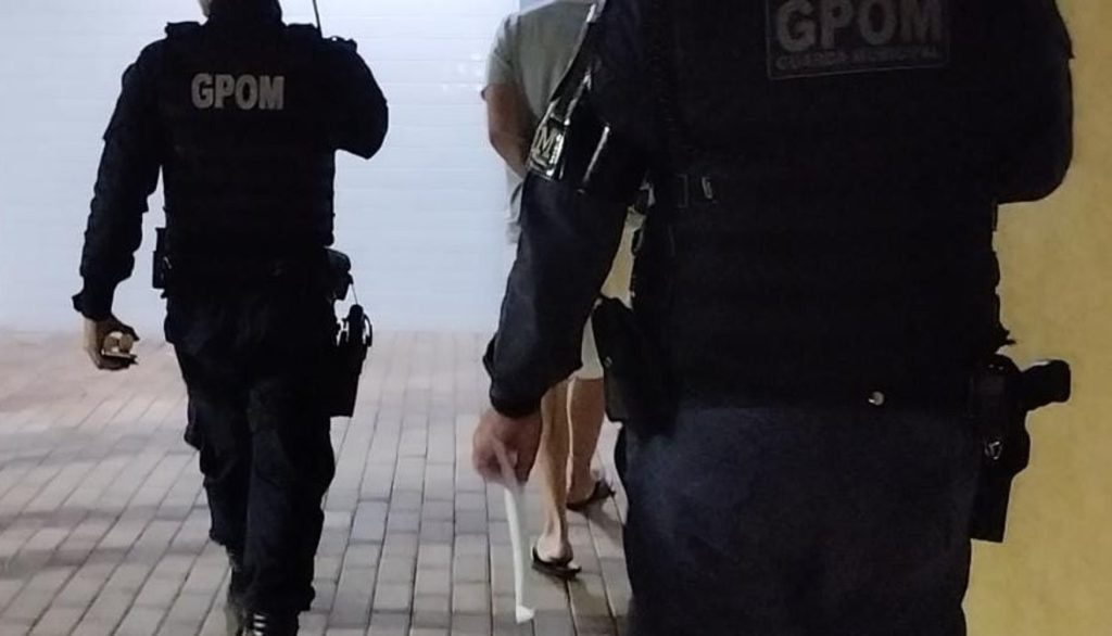 Com F250 rebaixada, condutor faz ‘cavalo de pau’ na frente da GM e é preso por embriaguez na Rua Itália