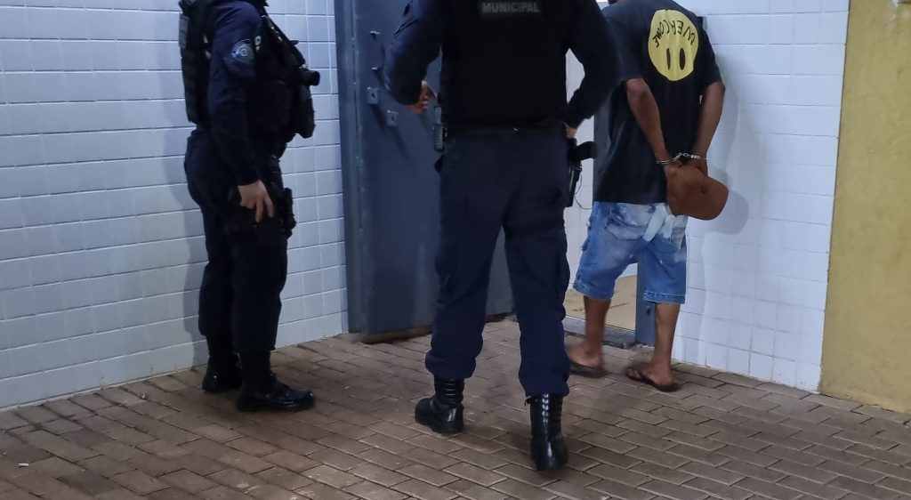 Suspeito com mandados por roubo e pensão alimentícia é preso no Cascavel Velho