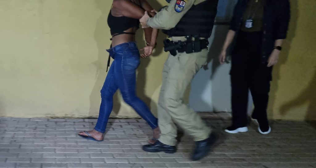 Policial de folga frustra furto e detém suspeita em flagrante no bairro Santo Onofre