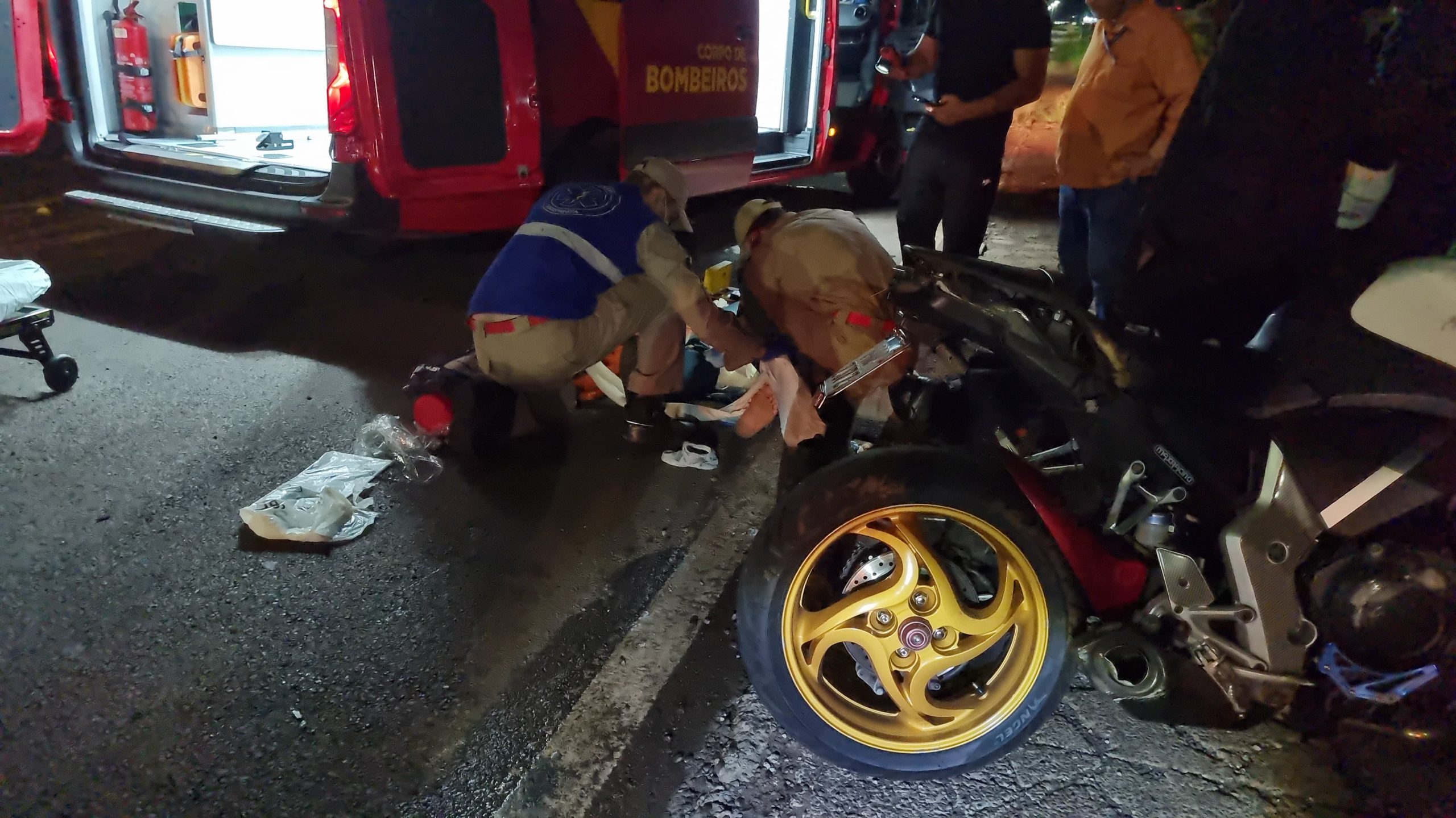 Homem sofre acidente com moto ao desviar de carro na contramão na marginal da BR-277, no Santos Dumont