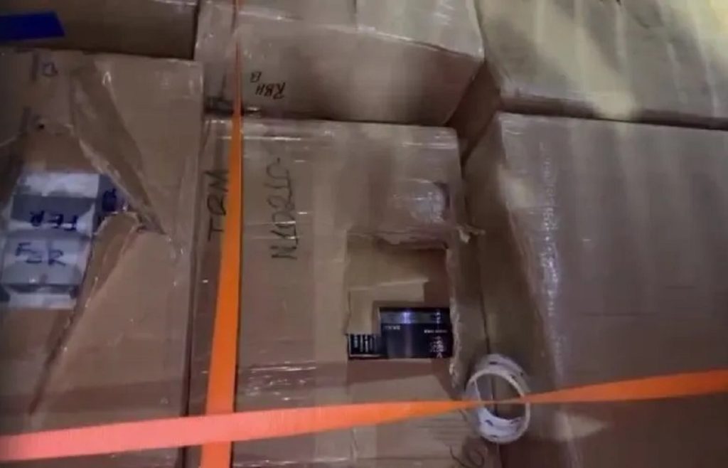Carga milionária de celulares, vapes e pods é apreendida na PR-986