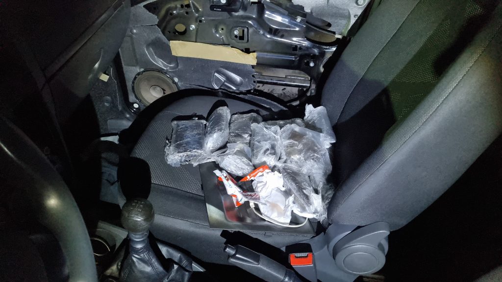 Jovem é preso transportando 2,5 kg de haxixe marroquino na BR-277 em Cascavel