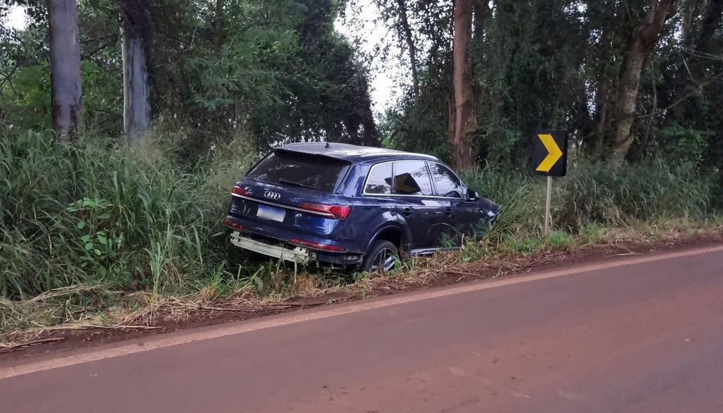 Audi Q7 é abandonado após saída de pista na Estrada Rio da Paz em Cascavel