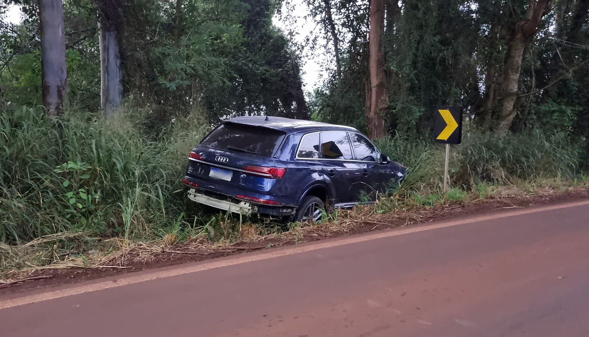 Audi Q7 é abandonado após saída de pista na Estrada Rio da Paz em Cascavel