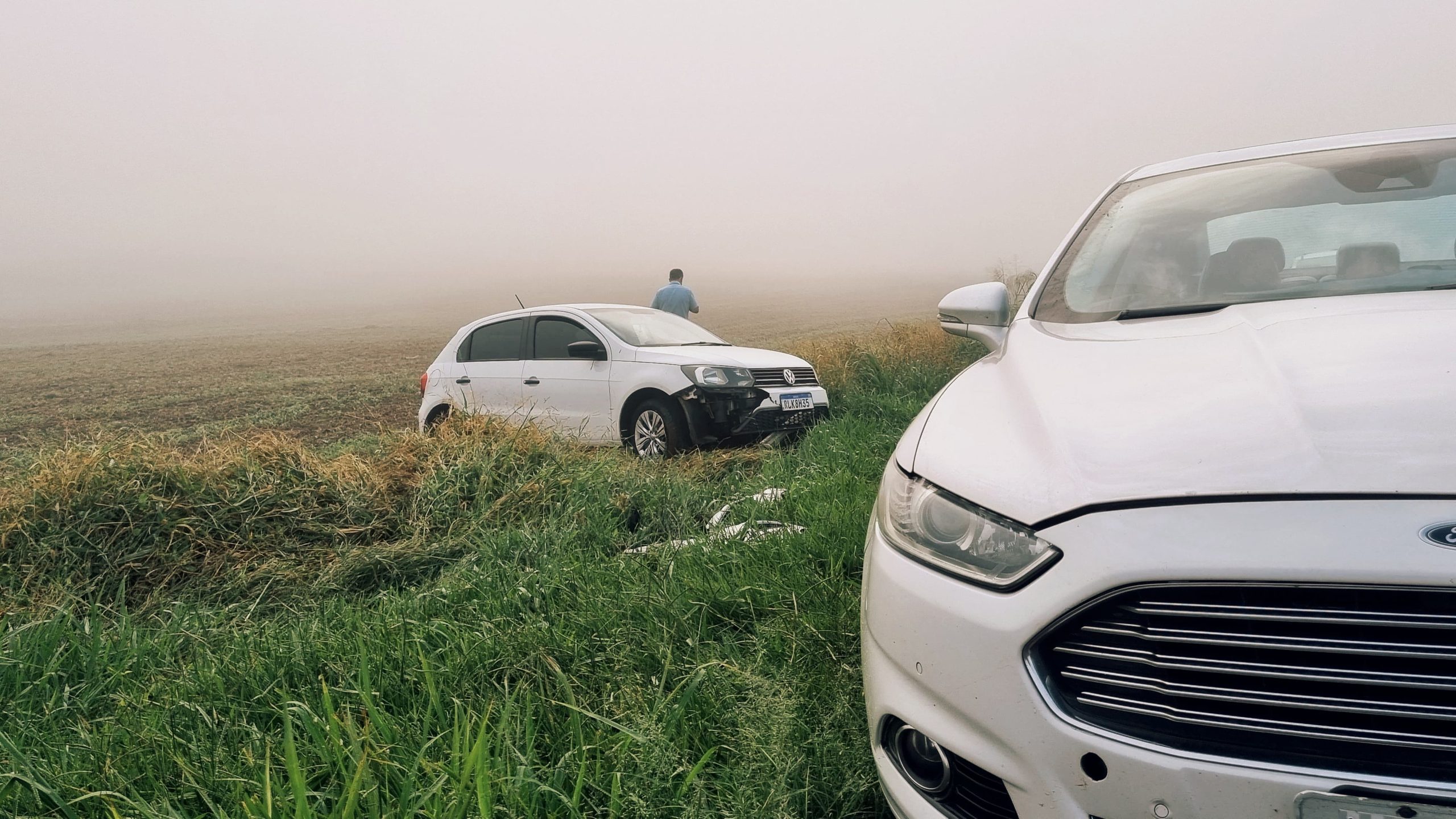 Colisão entre Fusion e Gol na BR-277 ocorre sob forte neblina