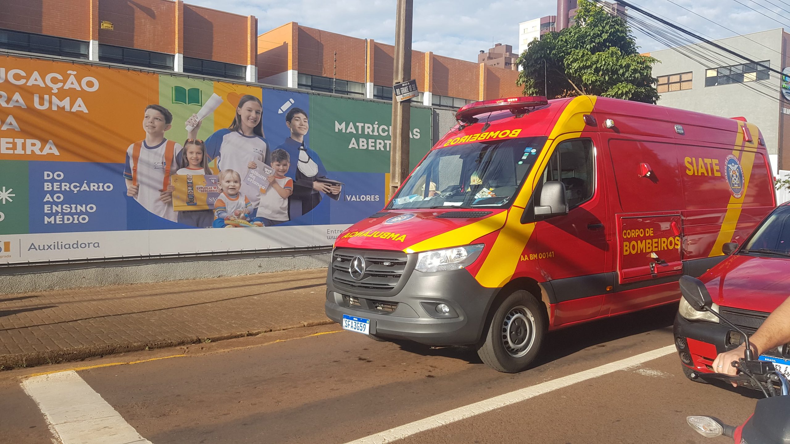 Funcionária tem fratura na perna após ser atropelada em frente ao Colégio Auxiliadora