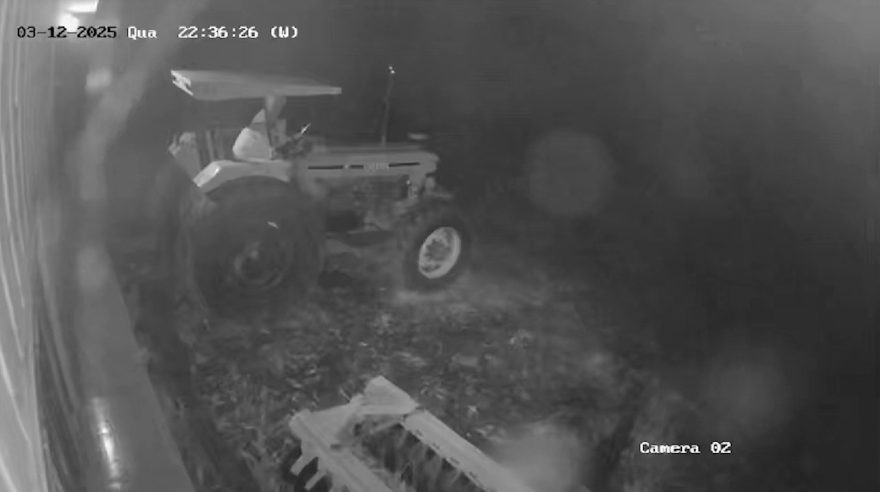 Câmera de segurança flagra dupla furtando trator em propriedade rural