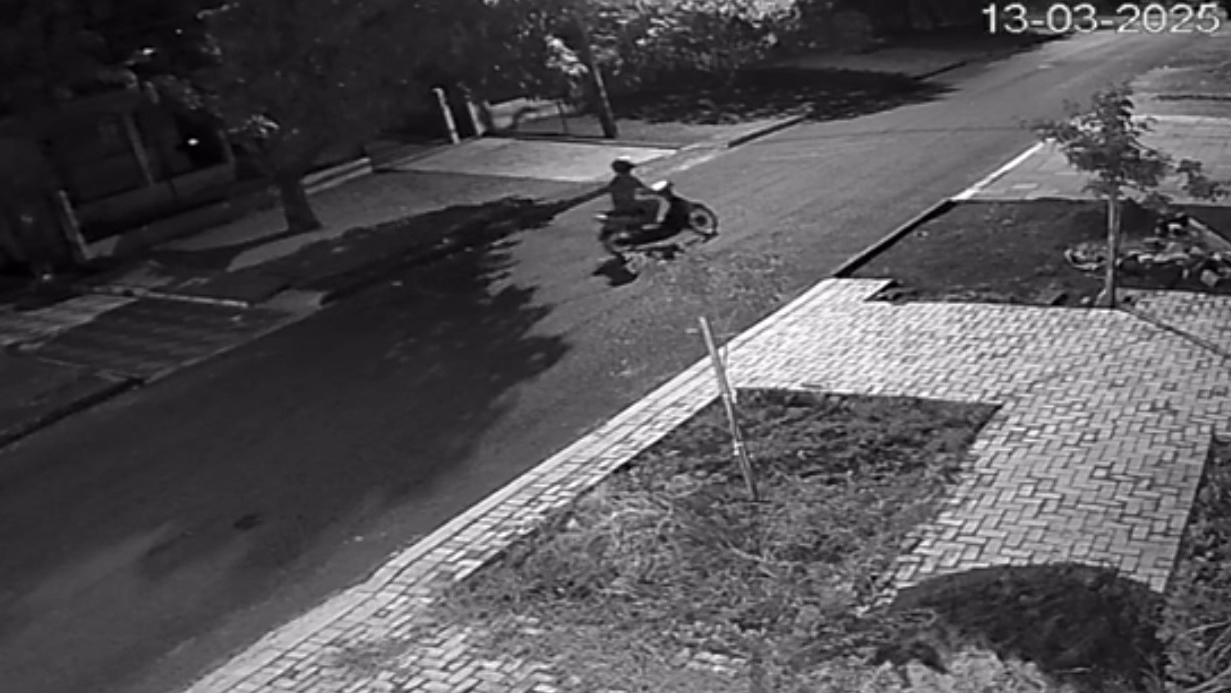 Câmera de segurança flagra furto de motocicleta Honda Biz no bairro Floresta