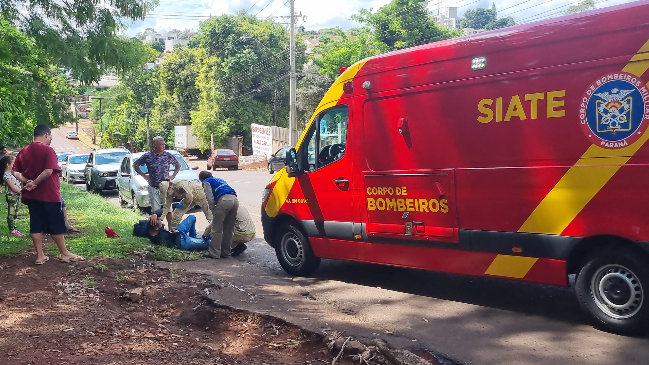 Colisão traseira entre Biz e Fiesta deixa homem ferido na Rua Europa
