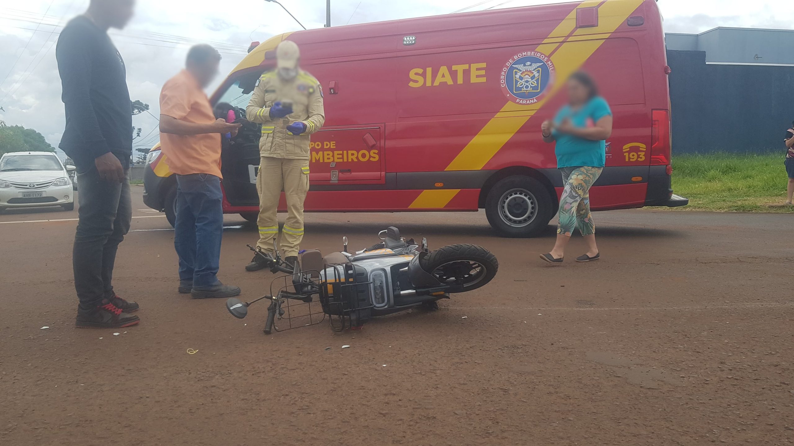 Mulher tem fratura exposta após colisão entre bicicleta elétrica e moto