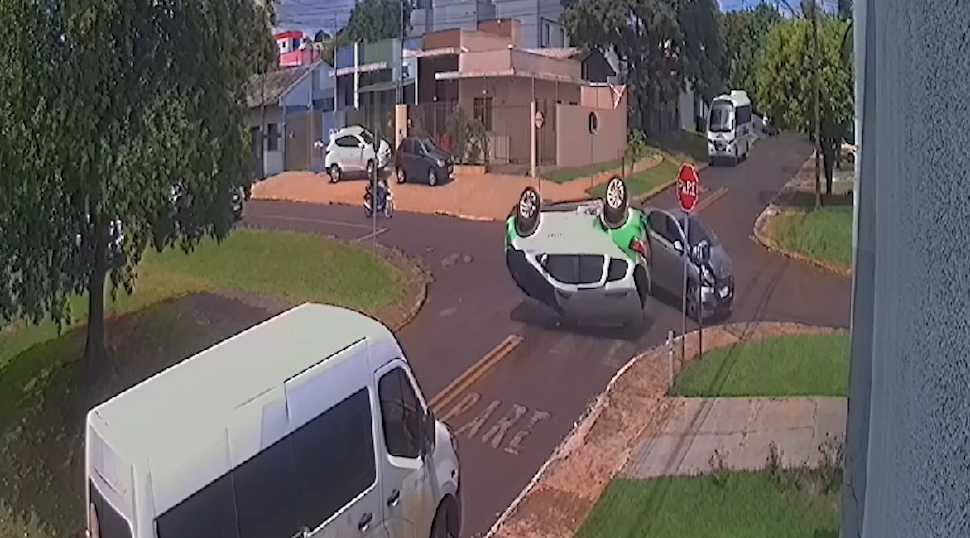 Carro da Saúde fura preferencial e provoca acidente no Santo Onofre
