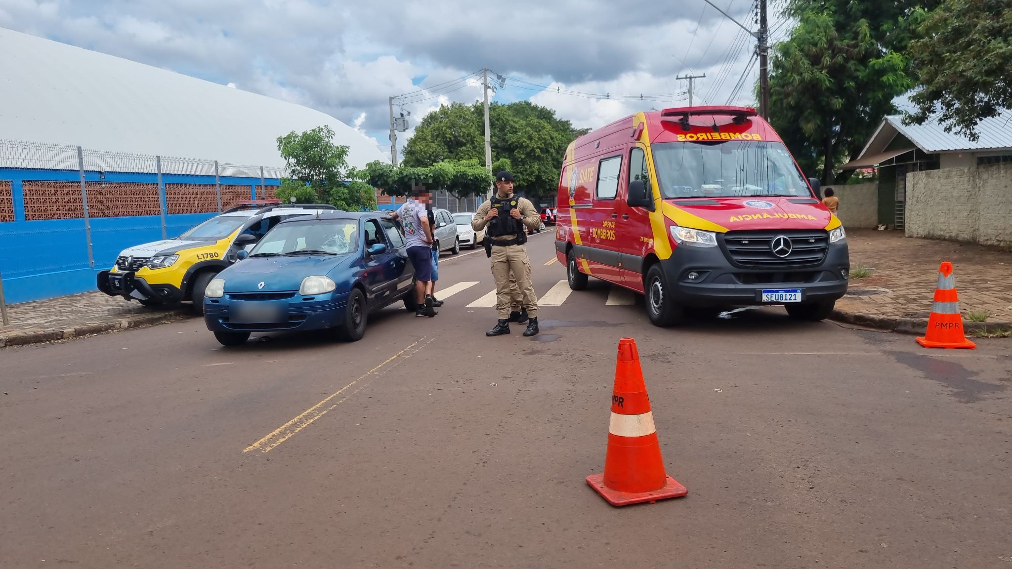Mulher é atropelada por carro na Avenida Interlagos