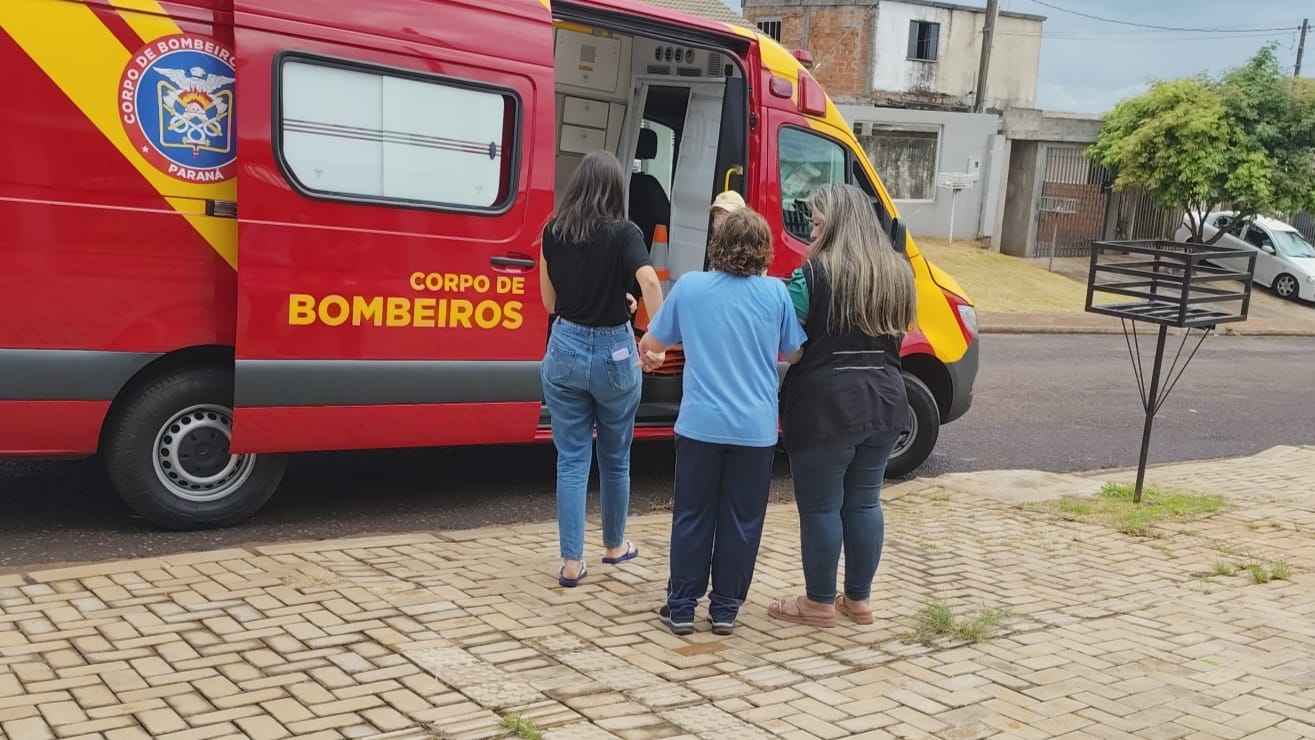 Mulher e criança são socorridos pelo Siate em acidente de trânsito na Rua Cisne Branco
