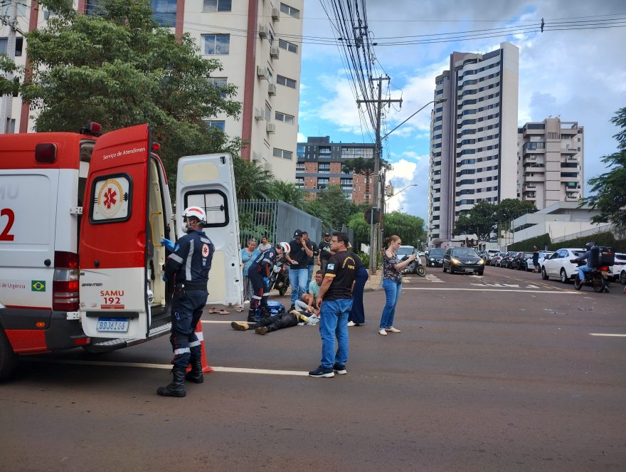 Motociclista quebra o braço após forte colisão com carro na Rua Minas Gerais