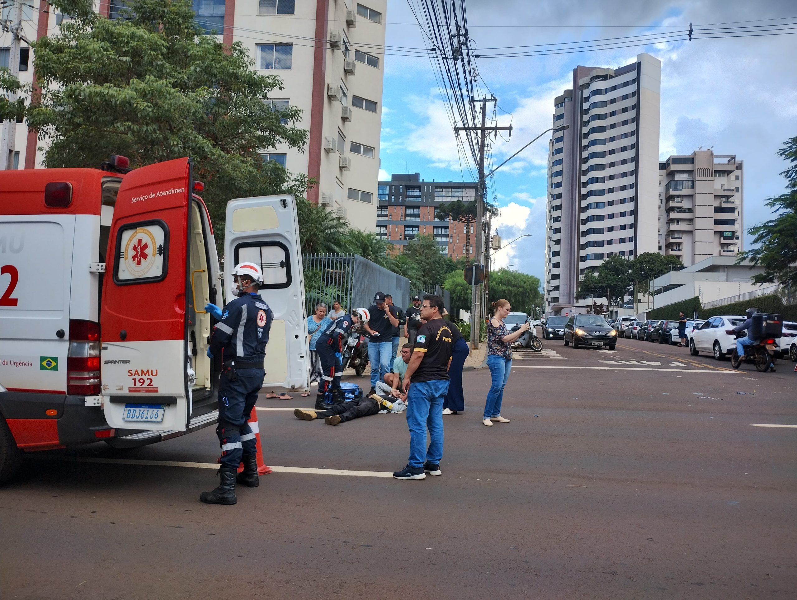 Motociclista quebra o braço após forte colisão com carro na Rua Minas Gerais