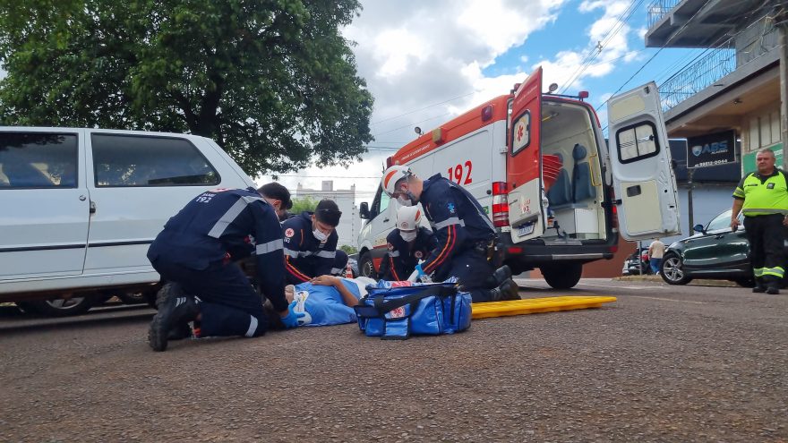 Idoso é atropelado por carro na Rua Olavo Bilac