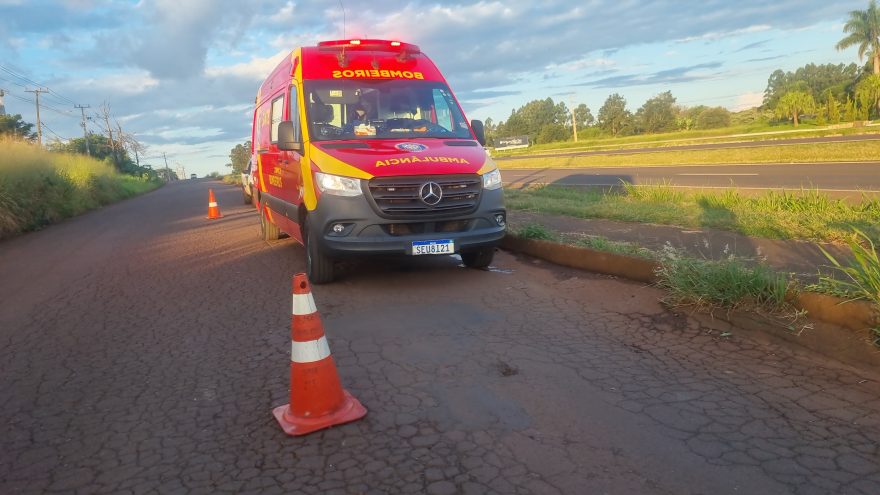 Rapaz cai de moto ao passar por buraco na marginal da BR-277 em Cascavel