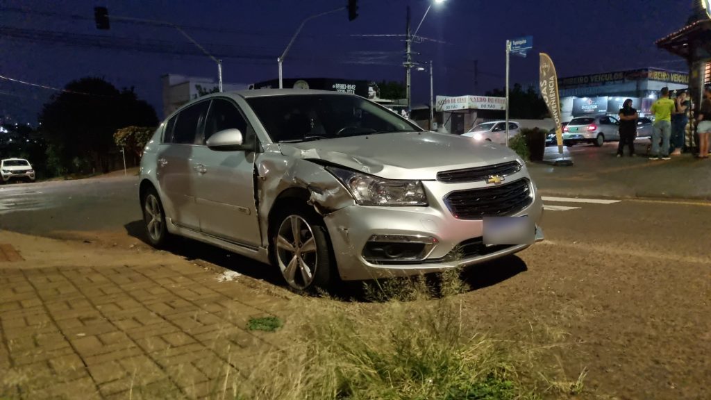 Cruze e HB20 batem em cruzamento no Santa Cruz