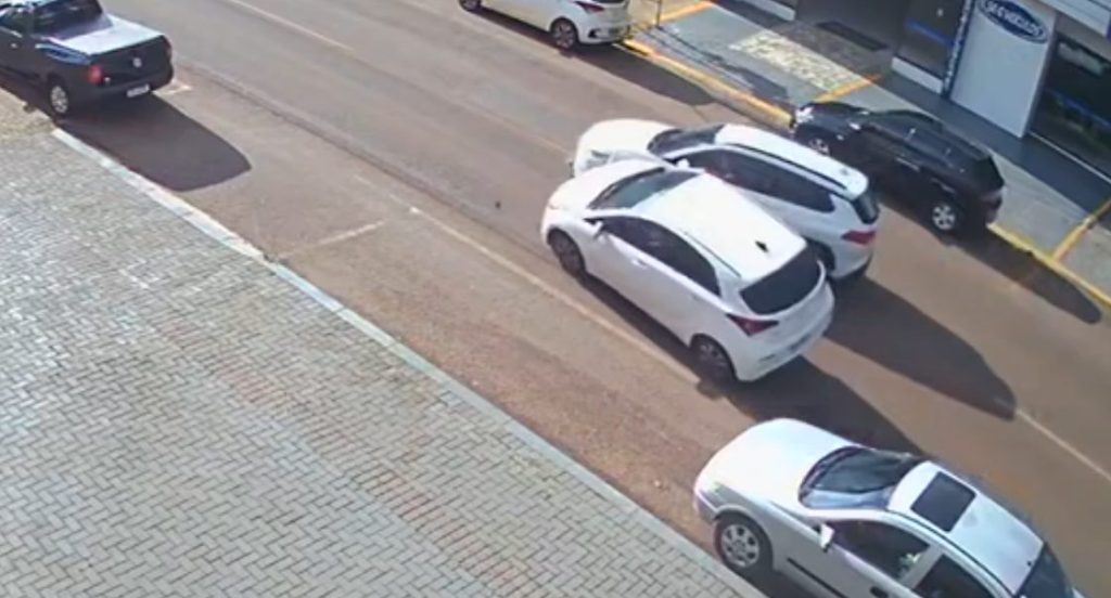 Vídeo mostra batida entre HB20 e Corolla Cross na Rua Cuiabá