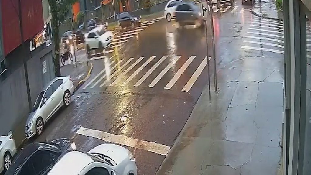 Internauta procura motorista de automóvel que derrubou moto estacionada Internauta procura motorista de automóvel que derrubou moto estacionada