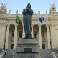 Alerj celebra 50 anos com visita teatralizada no Palácio Tiradentes Imagem referente a Alerj celebra 50 anos com visita teatralizada no Palácio Tiradentes