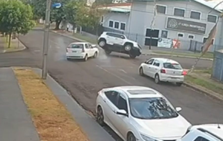 Em alta velocidade carro avança preferencial e provoca acidente impressionante em Maringá