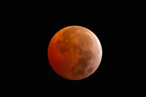 Lua de Sangue: Professor da UTFPR registra primeiro eclipse total de 2025 Imagem referente a Lua de Sangue: Professor da UTFPR registra primeiro eclipse total de 2025